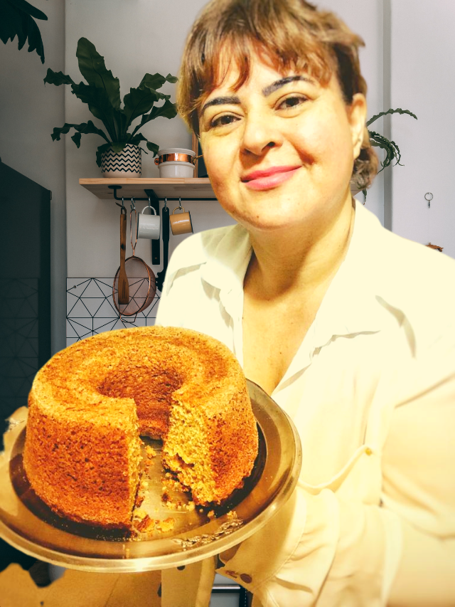Elizangela sorrindo e segurando o bolo de fubá feito na airfryer
