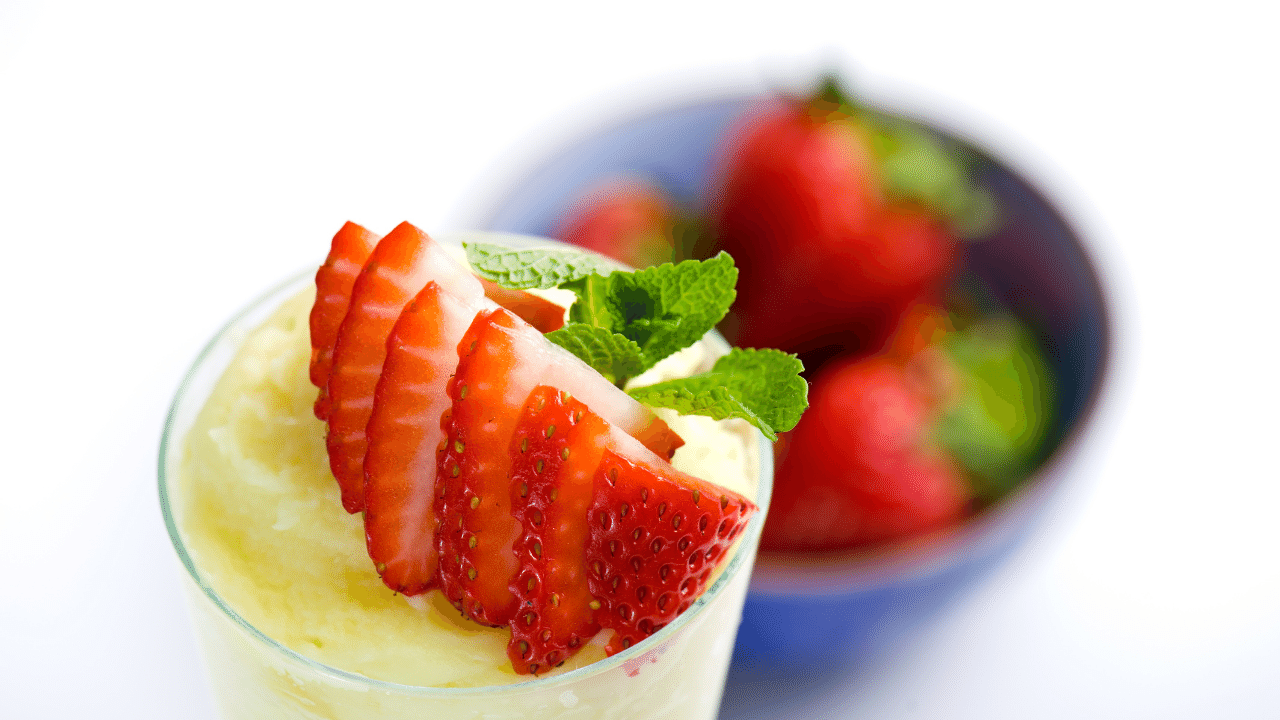 Imagem ilustrativa com morangos da receita de Como Fazer Mousse de Leite Ninho